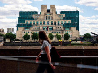 “007”首位女掌门：间谍是我唯一渴望的职业